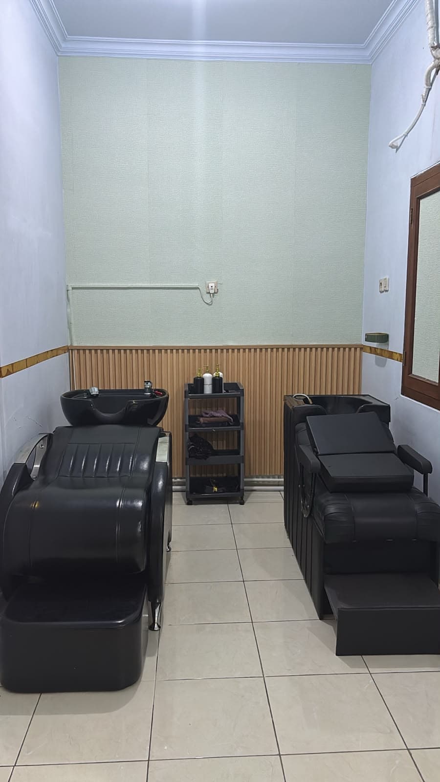 Suasana ruang perawatan di gerai Robeena