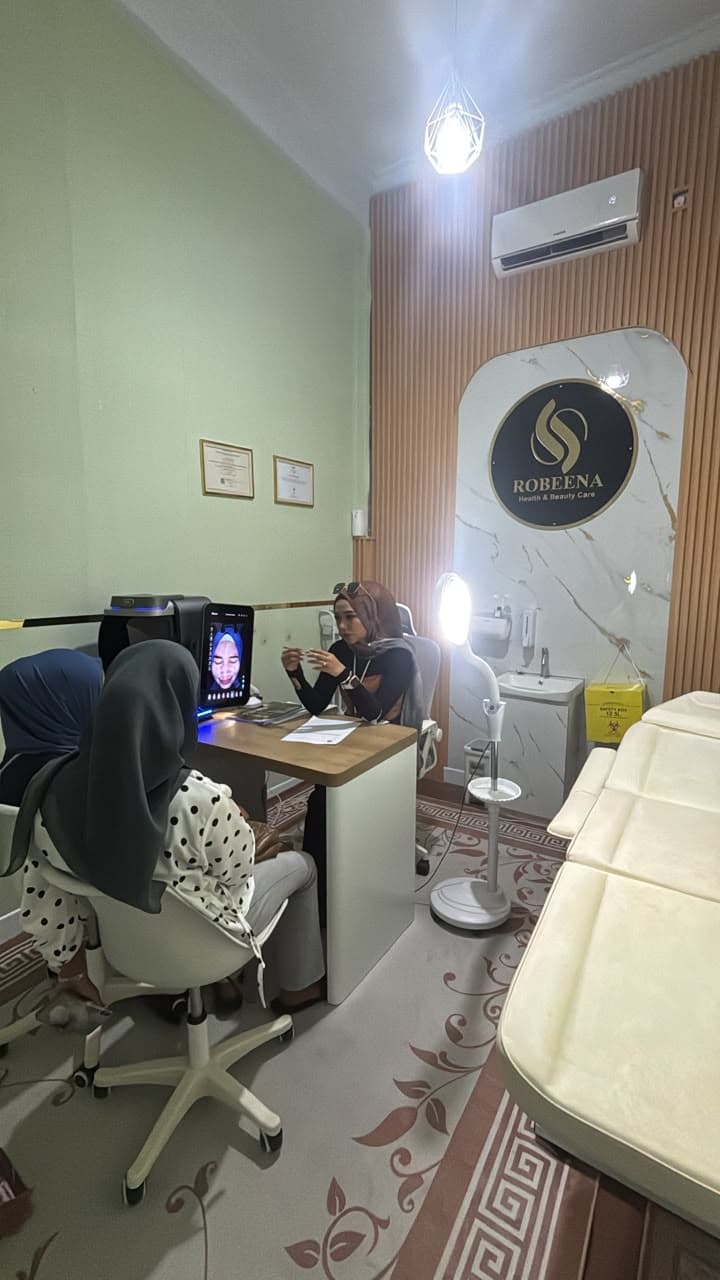 Ruang konsultasi dan perawatan di klinik Robeena